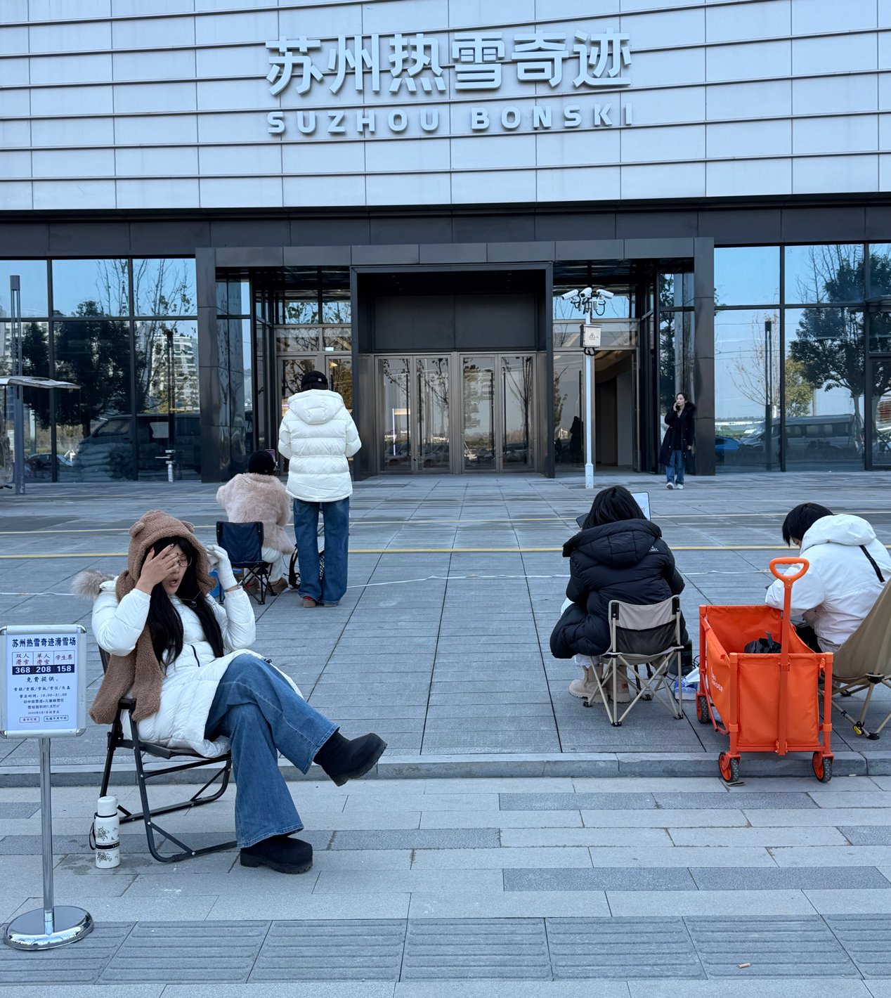 尚未开业，苏州热雪奇迹门口已有不少直播分销达人在售票。图：记者 秦李欣/摄