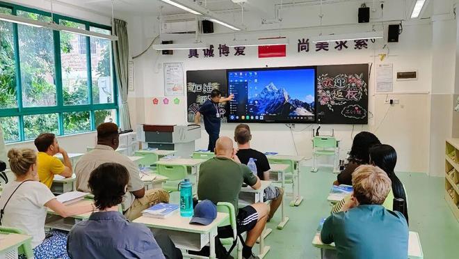 银河麒麟操作系统在广州华美英语实验学校实现全面应用.jpg 银河麒麟操作系统在广州华美英语实验学校实现全面应用.jpg