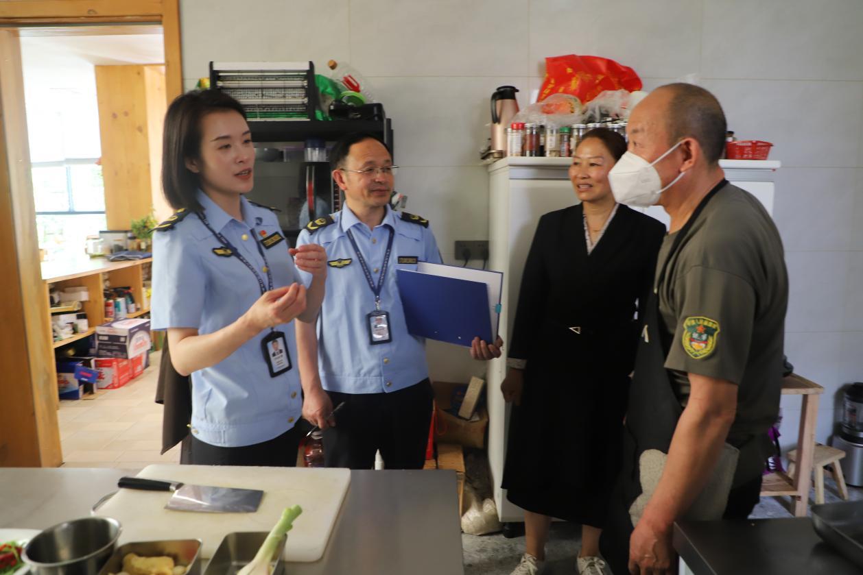 大峡谷所所长李阳（左）和工作人员周大虎（中）检查民宿后厨卫生情况。