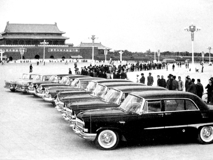 04.1959年9月，红旗牌轿车亮相北京天安门广场.jpg