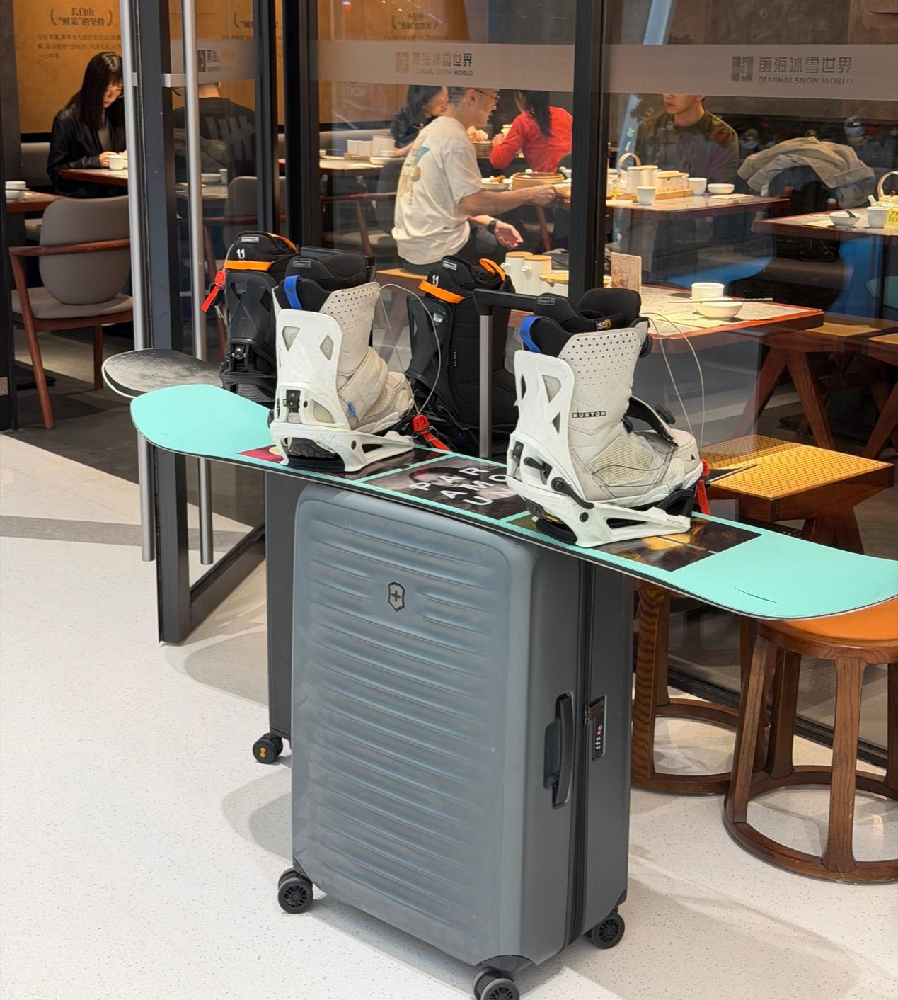 滑完雪的消费者在商业综合体内用餐。图：记者 秦李欣/摄