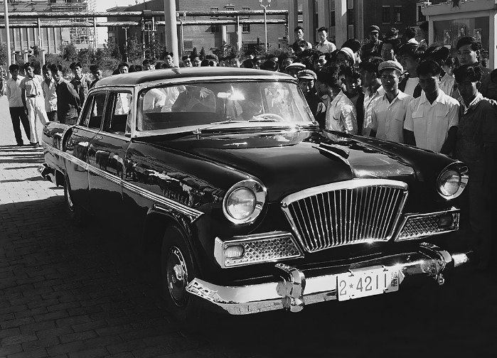 03.1958年8月1日，一汽研制出第一辆红旗牌高级轿车.jpg