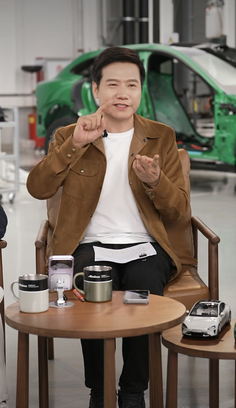 雷军在直播中讲解小米YU7的相关情况