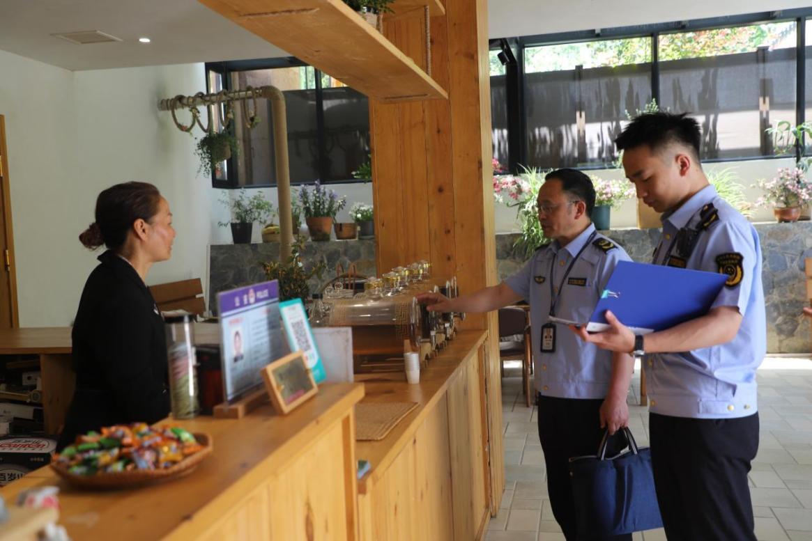 大峡谷所工作人员周大虎（中）和李朱迪（右）来到民宿内日常巡查。