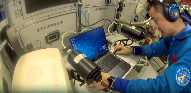 银河麒麟操作系统伴飞神舟二十号载人航天飞船.png 银河麒麟操作系统伴飞神舟二十号载人航天飞船.png